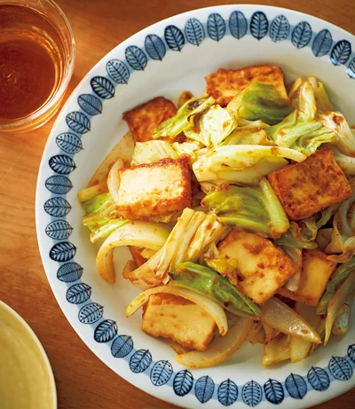 主役は厚揚げ！お肉なしでもご飯が進む「ごまみそ炒め」