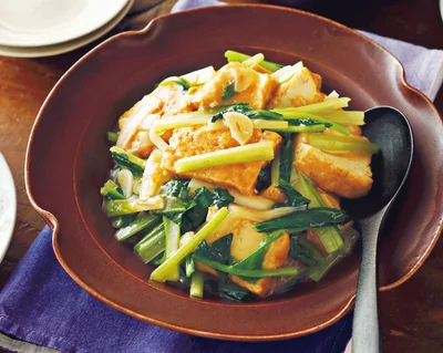 コクのある味つけがとろりと厚揚げにからむ「厚揚げと小松菜の中華煮」
