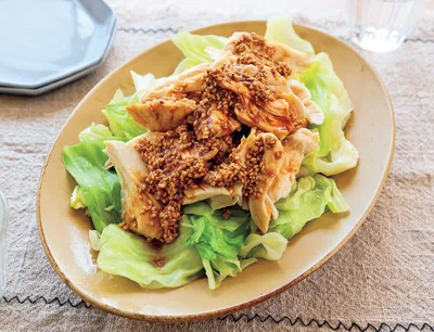 とりむね肉がレンチンでしっとりジューシー！「蒸しどりとキャベツのごまだれがけ」【Mizukiのコスパ最高！おかず】