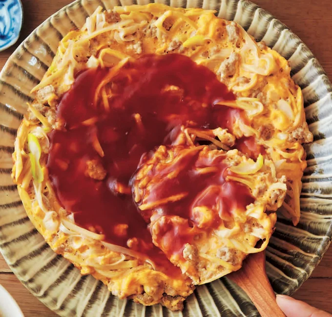 ケチャップあんをかけてごちそう感をアップ「ひき肉とたけのこの卵焼き」