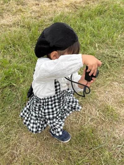 真剣に撮影中です▶カメラ×モノトーンコーデもばっちり！（⇒次へ）