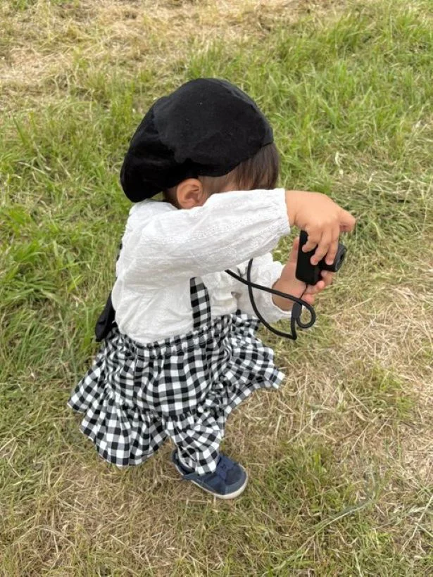 真剣に撮影中です▶カメラ×モノトーンコーデもばっちり！（⇒次へ）