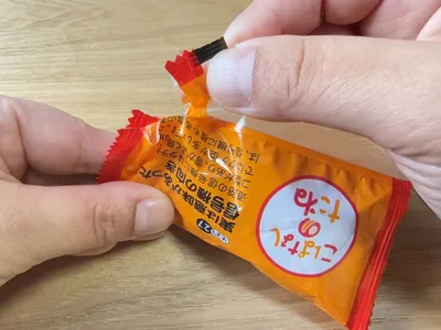 袋の継ぎ目を横方向に開ける（▶次へ）