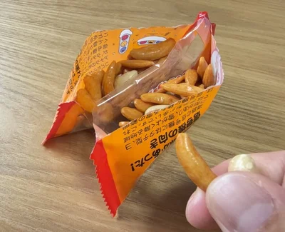 小分けお菓子の中身が飛び散らない開け方（▶次へ）