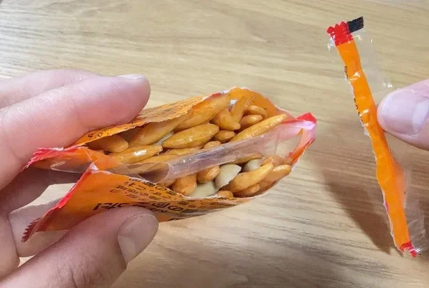 「これ考えた人、天才すぎる」【ハサミ不要】小分けお菓子の中身をぶちまけない神ワザ