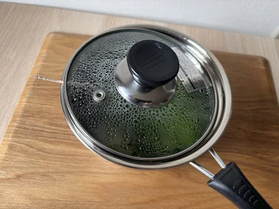 ザル無しで野菜の湯切りができる方法（▶次へ）