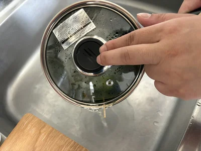 鍋と蓋の間につまようじを挟んで、お湯を流すだけ（▶次へ）