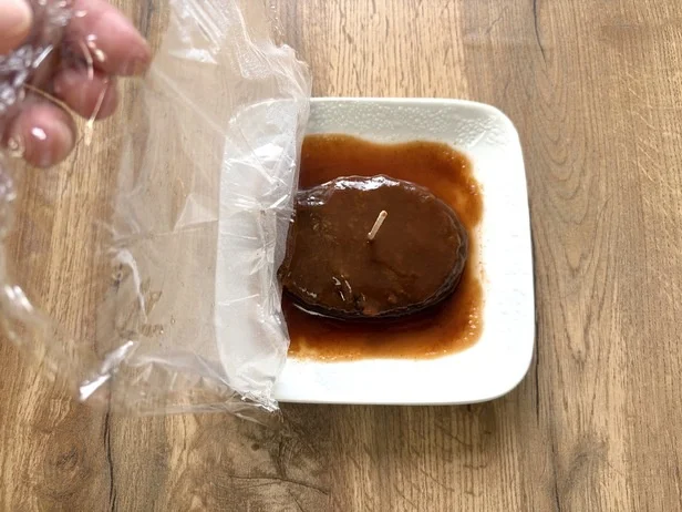 レンジでチンしたあとは、優しくラップを剥がす(▶次へ)