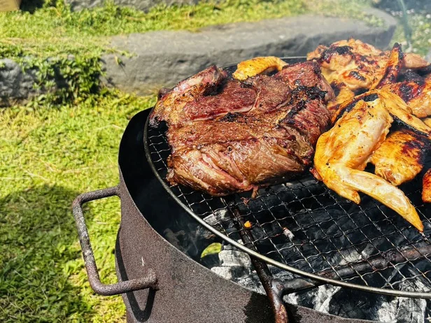 BBQの難関となる火起こし……着火剤がなくても簡単に火をつける方法とは?(▶手順をチェック)