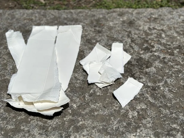 さらに短冊状にちぎりましょう。サイズはだいたい5cm×7cm(▶次へ)