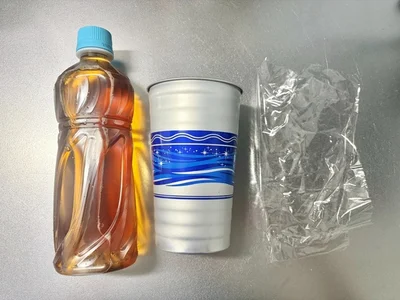 ペットボトルのお茶・コップ・ラップを準備（▶手順をチェック）