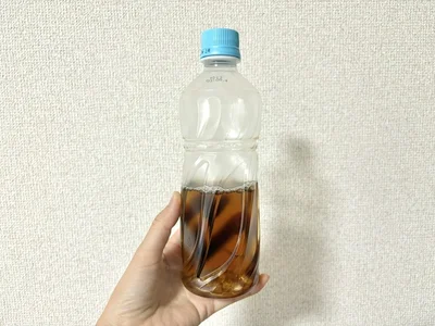 中身が半分入ったペットボトル（▶次へ）