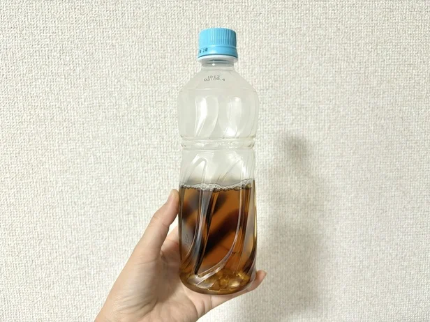 中身が半分入ったペットボトル(▶次へ)