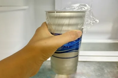 コップへ移したお茶は冷蔵庫へ（▶次へ）