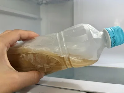 凍ったペットボトルを取り出す（▶次へ）