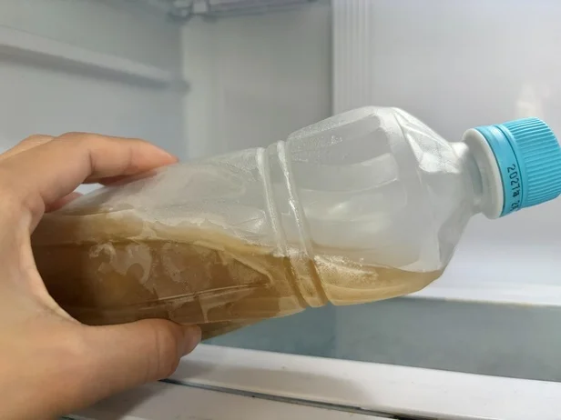 凍ったペットボトルを取り出す(▶次へ)