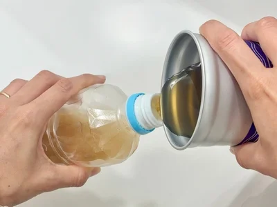 コップのお茶をペットボトルに戻す（▶次へ）