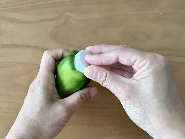 キャップをピーマンのヘタ部分に当てて…(▶次へ)