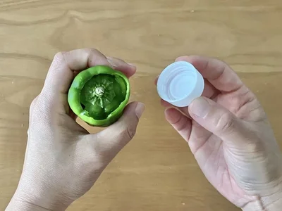 ヘタ部分を押し込んで…（▶次へ）