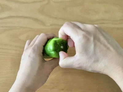 ヘタ部分をねじりながら引っ張ったら…（▶次へ）
