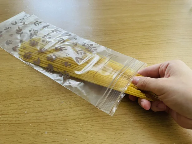 フリーザーバッグにパスタを入れる（▶次へ）