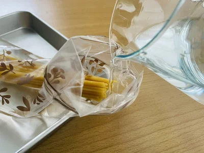 パスタがひたるくらいの水を注ぐ（▶次へ）