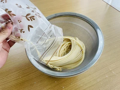 2時間～一晩水につけた後、ザルにあげる（▶次へ）