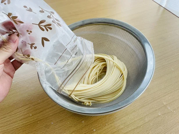2時間～一晩水につけた後、ザルにあげる（▶次へ）