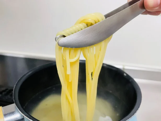 表面にツヤがあり、芯まで火が入ったらOK(▶次へ)