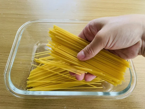 ロングタイプの袋や容器がなければ、パスタを折ってみて