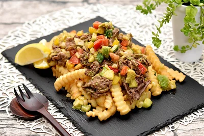 炒めた牛肉にアボカドやトマト、パプリカなどを合わせた「フライドポテトと牛肉のエスニックサルサ仕立て」