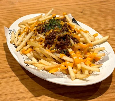 クラフトビアマーケット 京都ポルタ店「ローディッドフライ ～自家製牛すじBBQソースver.～」