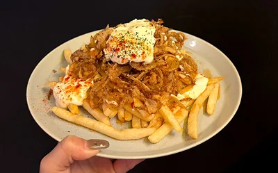 クラフトビアマーケット 東京ドームシティ店「オニオンフライサワークリームチリローディッドフライ」
