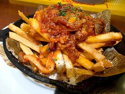 クラフトビアマーケット 虎ノ門店「カラブリア産サラミ ンドゥイヤとキノコのアラビアータ ローディッドフライ」