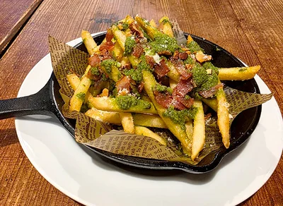 クラフトビアマーケット 虎ノ門店「カリカリベーコンとローストアーモンドのシシリア風ジェノベーゼローデッドフライ」