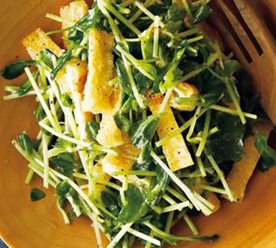 サラダに合わせて油揚げをクルトン風に「豆苗と油揚げのシャキシャキサラダ」