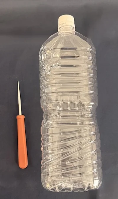 用意するものはペットボトルとキリだけ！（▶次へ）