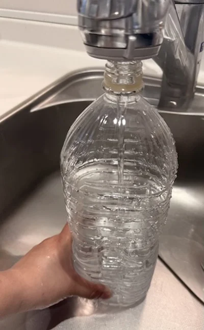ペットボトルに水を入れる（▶次へ）