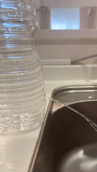 キリで開けた穴から水が！（▶次へ）