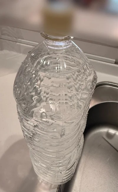 ペットボトルに蓋をして手を離すと…（▶次へ）