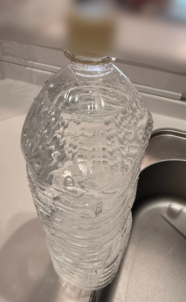 ペットボトルに蓋をして手を離すと…(▶次へ)