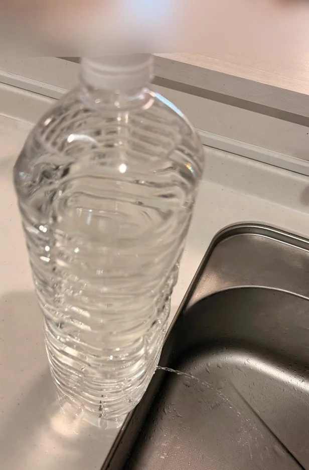 ペットボトルのキャップを閉めてもすぐに水が止まらない!(▶次へ)