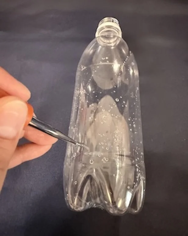 底から4cmのところに穴を開けて…(▶次へ)
