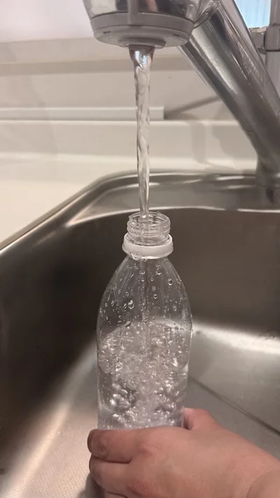 穴を指で押さえながら水を入れる（▶次へ）