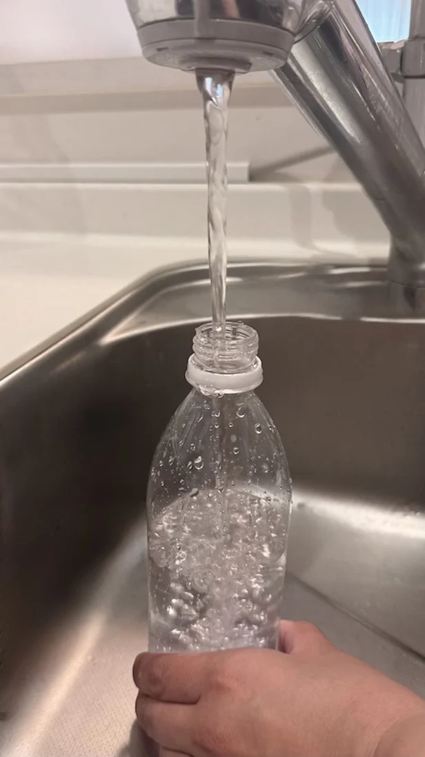 穴を指で押さえながら水を入れる（▶次へ）