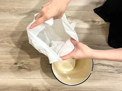 ゴミ袋の口を大きく開いて…（▶次へ）