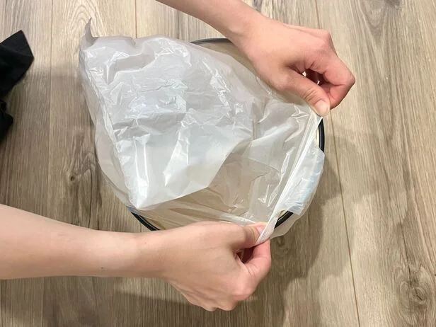 ゴミ袋は無理に引っ張りすぎないように（▶次へ）