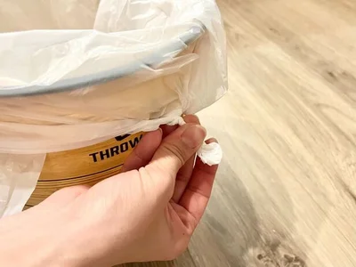 ゴミ袋の端がねじれたら…（▶次へ）