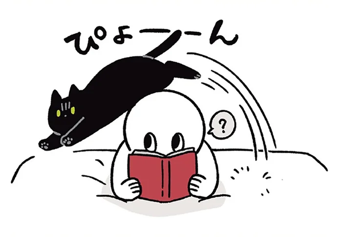 「ボクも見て！」本に夢中な飼い主へアピールする黒猫ろん