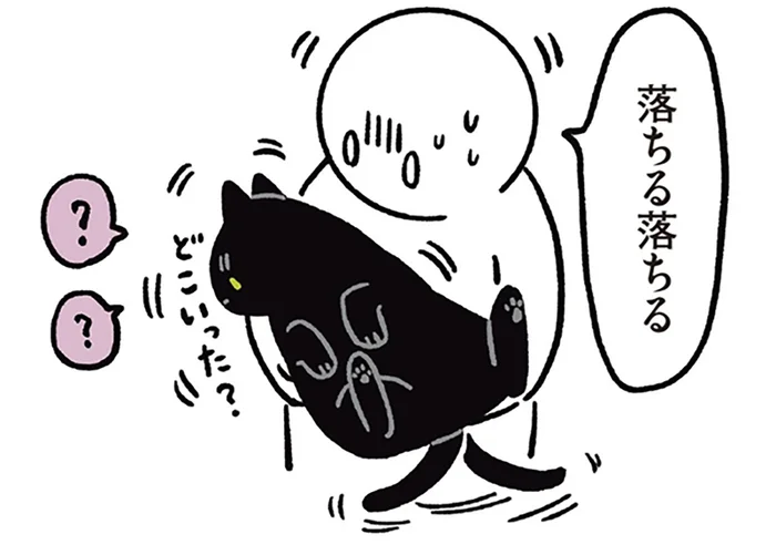 飼い主に抱っこされながら大忙し！しっぽを追う黒猫ろん